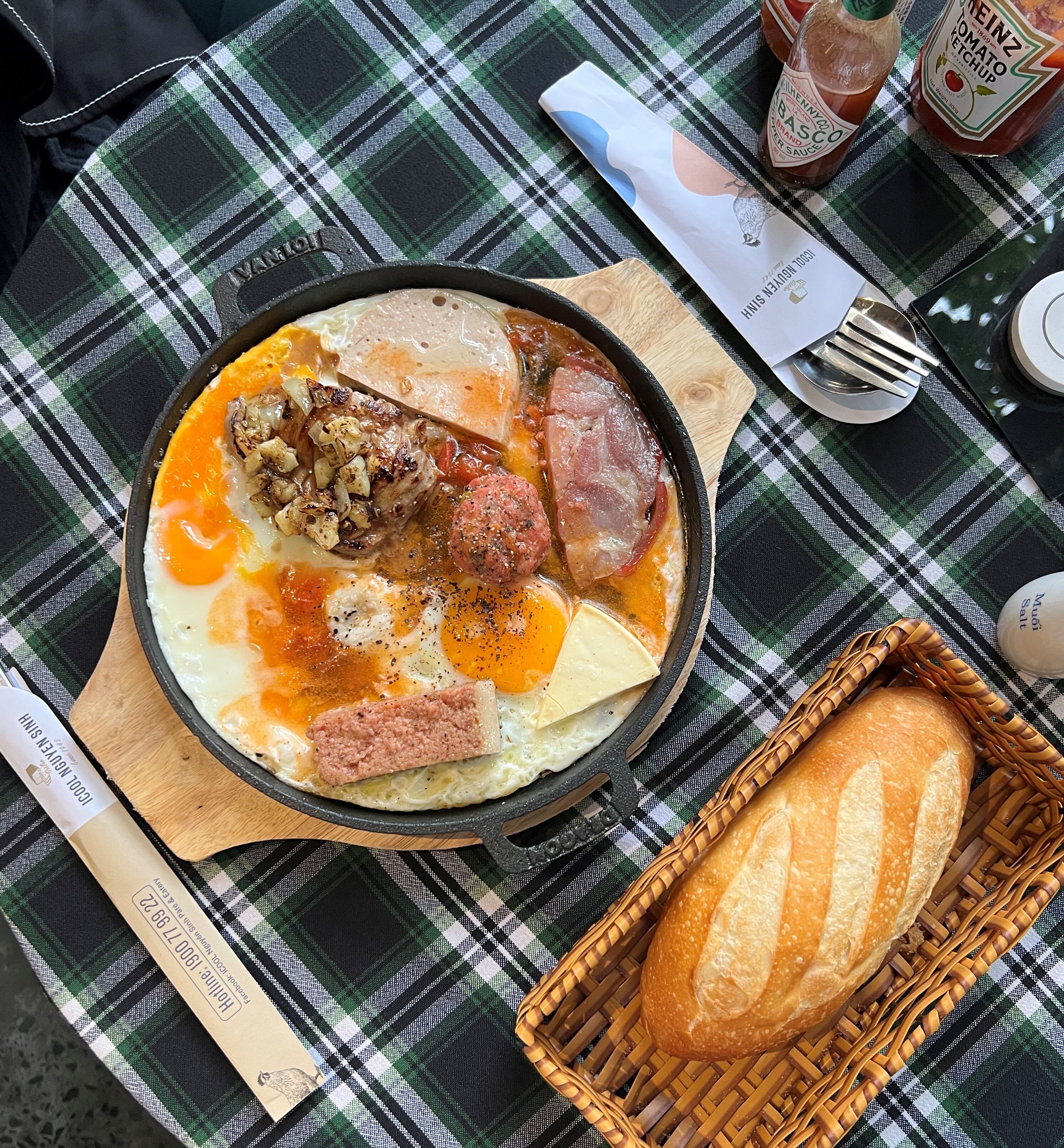 Experience Hanoi Tours with sustainable dining